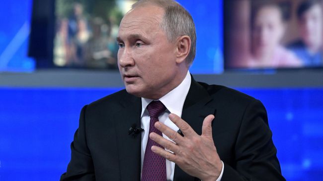 Президент РФ Владимир Путин отвечает на вопросы россиян во время ежегодной прямой линии Президент РФ Владимир Путин отвечает на вопросы россиян во время ежегодной прямой линии