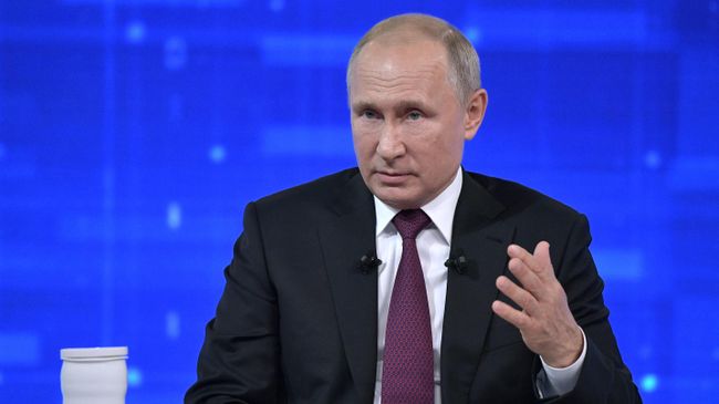 Президент РФ Владимир Путин отвечает на вопросы россиян во время ежегодной специальной программы Прямая линия с Владимиром Путиным