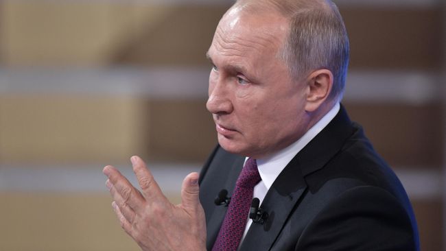 Президент РФ Владимир Путин отвечает на вопросы россиян во время ежегодной специальной программы Прямая линия с Владимиром Путиным Президент РФ Владимир Путин отвечает на вопросы россиян во время ежегодной специальной программы Прямая линия с Владимиром Путиным