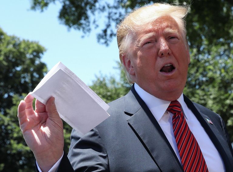 Президент США Дональд Трамп держит копию миграционного соглашения с Мексикой Президент США Дональд Трамп держит копию миграционного соглашения с Мексикой