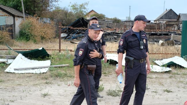 В Лопатках цыганские дома охраняет полиция В Лопатках цыганские дома охраняет полиция