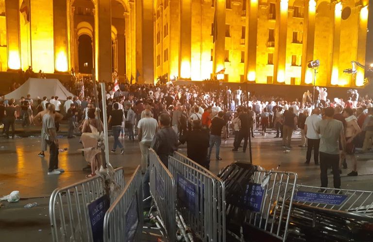 Участники акции протеста у здания парламента Грузии в Тбилиси. 21 июня 2019
