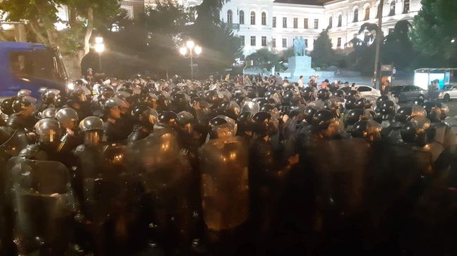 Сотрудники полиции во время акции протеста у здания парламента Грузии в Тбилиси. 21 июня 2019 Сотрудники полиции во время акции протеста у здания парламента Грузии в Тбилиси. 21 июня 2019