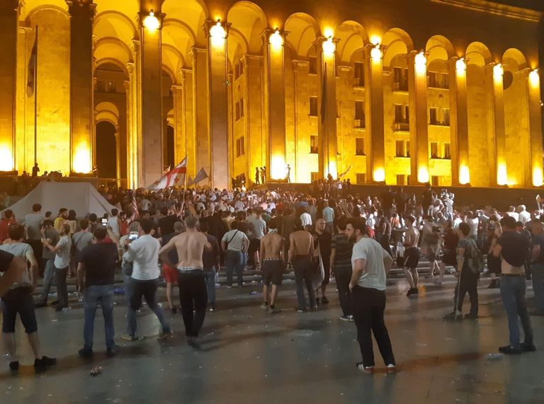 Участники акции протеста у здания парламента Грузии в Тбилиси. 21 июня 2019 Участники акции протеста у здания парламента Грузии в Тбилиси. 21 июня 2019