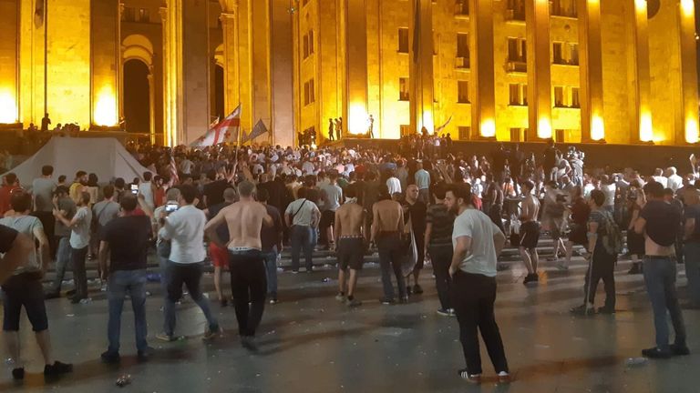 Участники акции протеста у здания парламента Грузии в Тбилиси. 21 июня 2019 Участники акции протеста у здания парламента Грузии в Тбилиси. 21 июня 2019