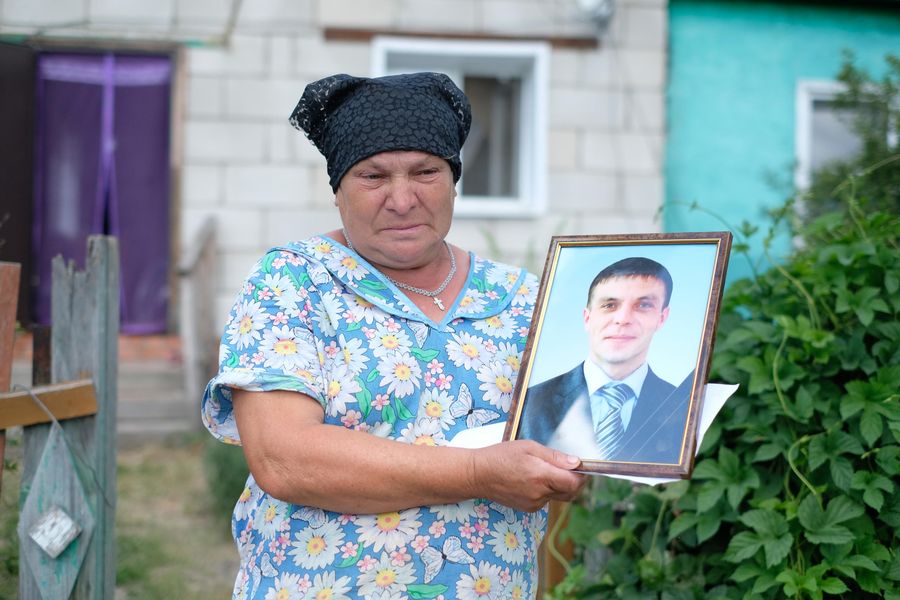 Мать убитого Владимира Грушина держит в руках его фото Мать убитого Владимира Грушина держит в руках его фото