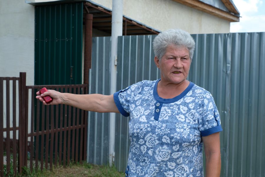Местная жительница Зинаида Илюхина жалуется на то,что цыганские дети могут обозвать или подрезать на велосипеде Местная жительница Зинаида Илюхина жалуется на то,что цыганские дети могут обозвать или подрезать на велосипеде