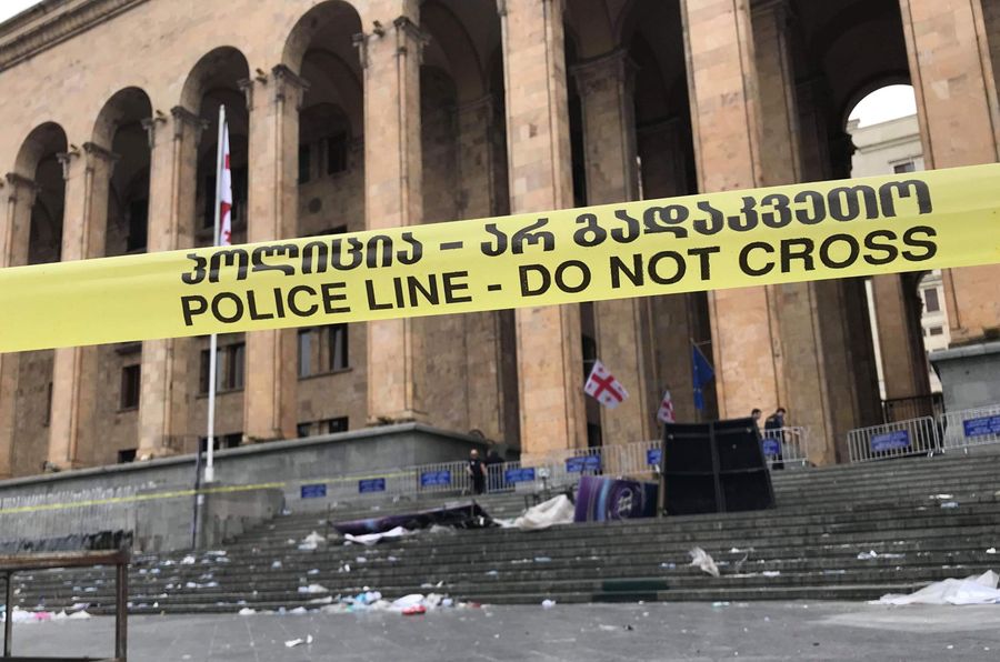 Площадь у здания парламента Грузии в Тбилиси, где ночью прошла акция протеста Площадь у здания парламента Грузии в Тбилиси, где ночью прошла акция протеста