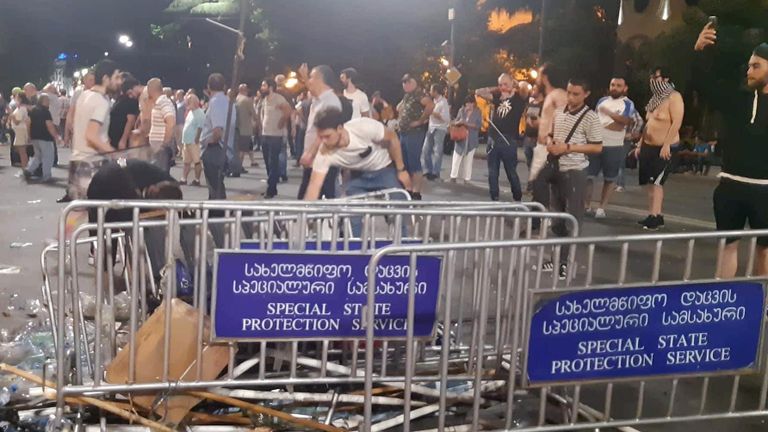 Участники акции протеста у здания парламента Грузии в Тбилиси Участники акции протеста у здания парламента Грузии в Тбилиси