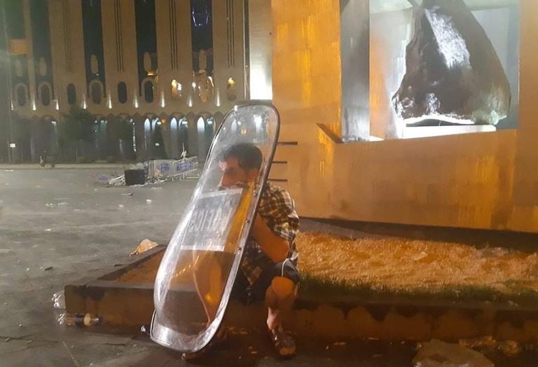 Участник акции протеста у здания парламента Грузии в Тбилиси Участник акции протеста у здания парламента Грузии в Тбилиси
