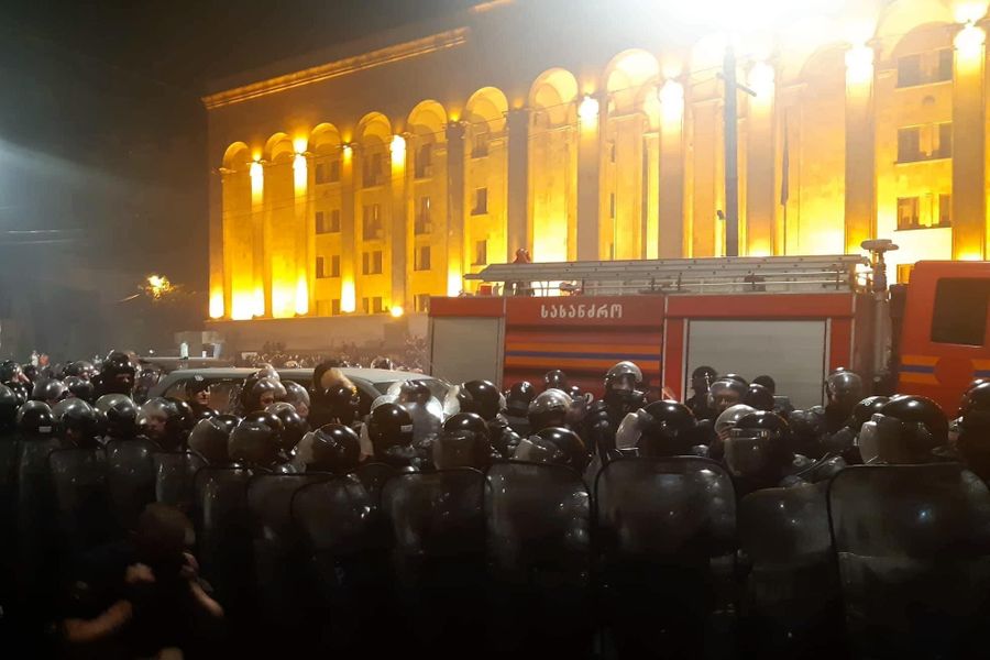 Сотрудники полиции во время акции протеста у здания парламента Грузии в Тбилиси Сотрудники полиции во время акции протеста у здания парламента Грузии в Тбилиси