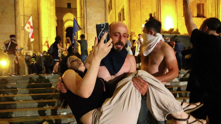 Акция протеста у здания парламента в Тбилиси, Грузия. 20 июня 2019 Акция протеста у здания парламента в Тбилиси, Грузия. 20 июня 2019
