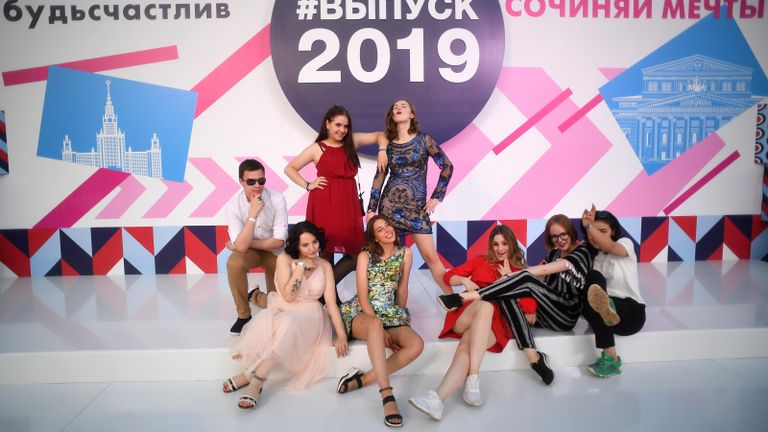 Выпускники российских школ на празднике выпускников Московский выпускной в Центральном парке культуры и отдыха имени Горького в Москве Выпускники российских школ на празднике выпускников Московский выпускной в Центральном парке культуры и отдыха имени Горького в Москве