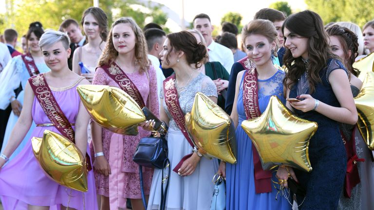 Выпускницы во время празднования школьного выпускного в Чите Выпускницы во время празднования школьного выпускного в Чите