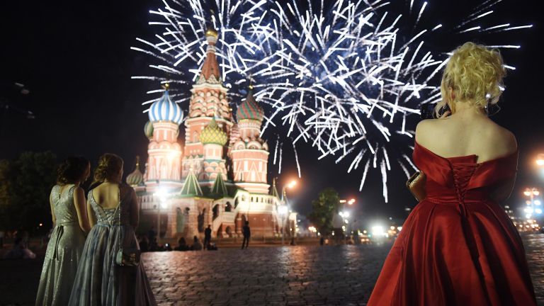 Выпускницы российских школ во время праздничного салюта на Красной площади Выпускницы российских школ во время праздничного салюта на Красной площади