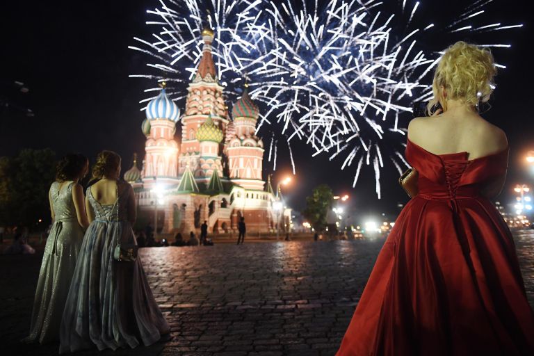 Выпускницы российских школ во время праздничного салюта на Красной площади Выпускницы российских школ во время праздничного салюта на Красной площади