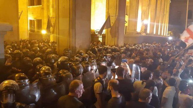 Продюсера Ruptly ранили резиновой пулей в Тбилиси. Момент инцидента Продюсера Ruptly ранили резиновой пулей в Тбилиси. Момент инцидента