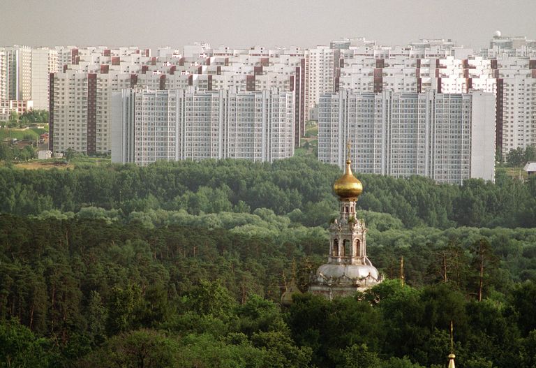 Троицкая церковь (ХVII век) усадьбы Троицкое-Лыково и жилые многоэтажные дома Москвы Троицкая церковь (ХVII век) усадьбы Троицкое-Лыково и жилые многоэтажные дома Москвы