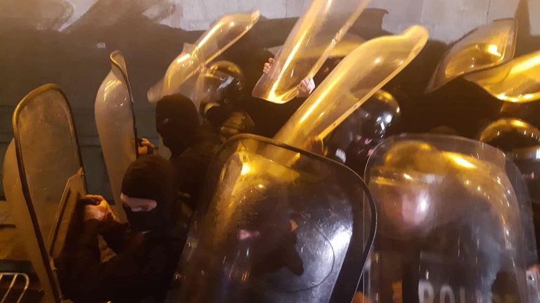 Сотрудники полиции во время акции протеста у здания парламента Грузии в Тбилиси. Оппозиция в Грузии сорвала сессию МАП (Межпарламентской ассамблеи православия) и устроила беспорядки на улицах Тбилиси, требуя отставки президента МАП Сергея Гаврилова Сотрудники полиции во время акции протеста у здания парламента Грузии в Тбилиси. Оппозиция в Грузии сорвала сессию МАП (Межпарламентской ассамблеи православия) и устроила беспорядки на улицах Тбилиси, требуя отставки президента МАП Сергея Гаврилова