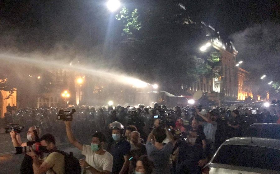 Сотрудники полиции и журналисты во время акции протеста у здания парламента Грузии в Тбилиси Сотрудники полиции и журналисты во время акции протеста у здания парламента Грузии в Тбилиси
