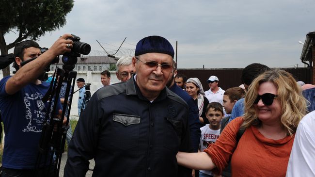 Глава чеченского отделения правозащитного центра Мемориал Оюб Титиев вышел на свободу по УДО. 21 июня 2019