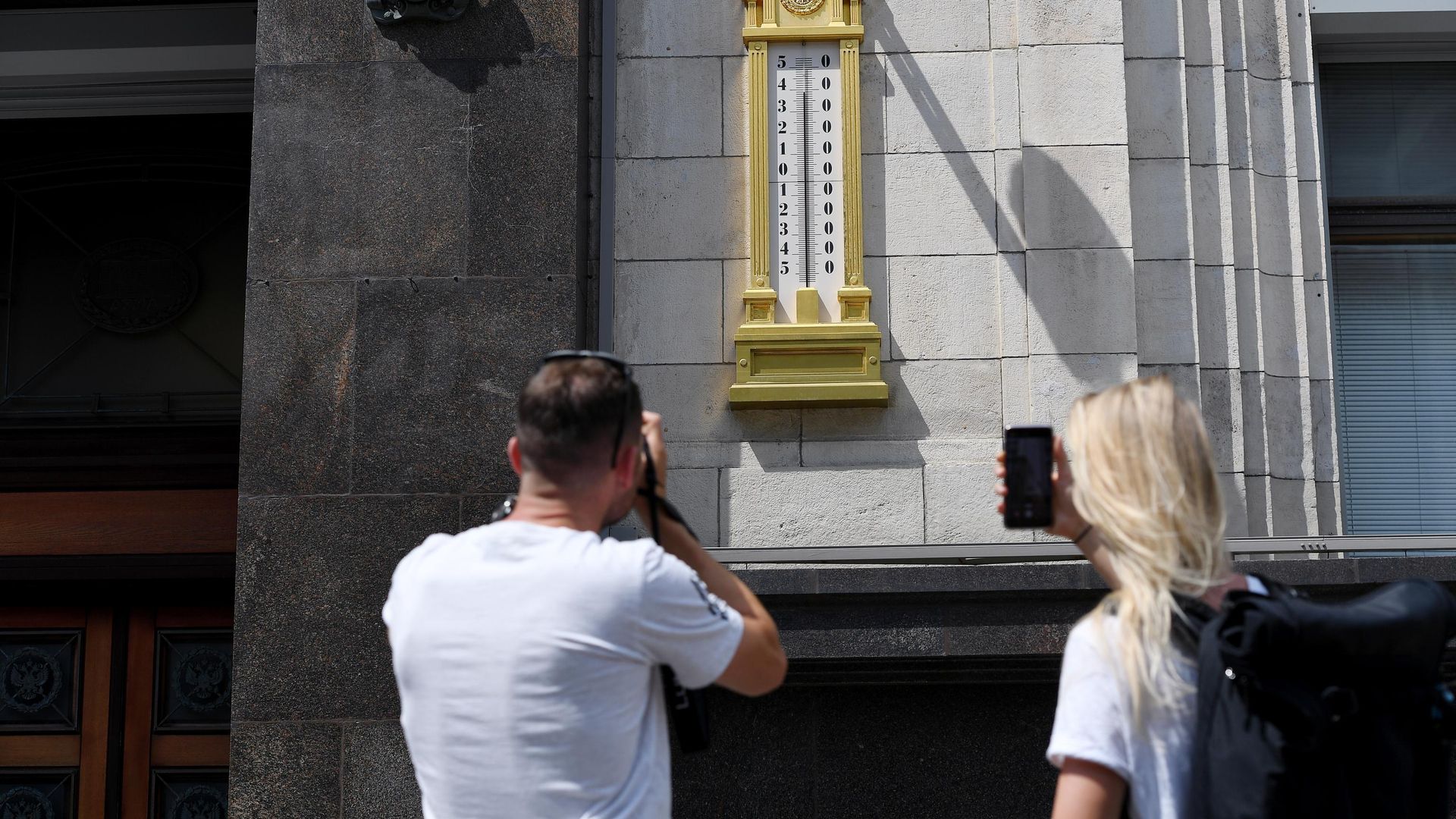 Молодые люди фотографируют термометр на здании Государственной Думы - РИА Новости, 1920, 21.05.2026
