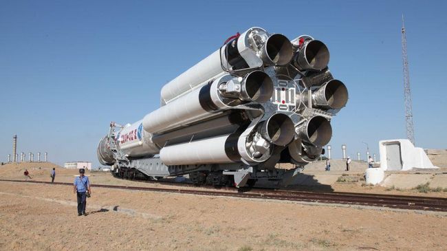 Транспортировка ракеты-носителя Протон-М на стартовую площадку космодрома Байконур Транспортировка ракеты-носителя Протон-М на стартовую площадку космодрома Байконур