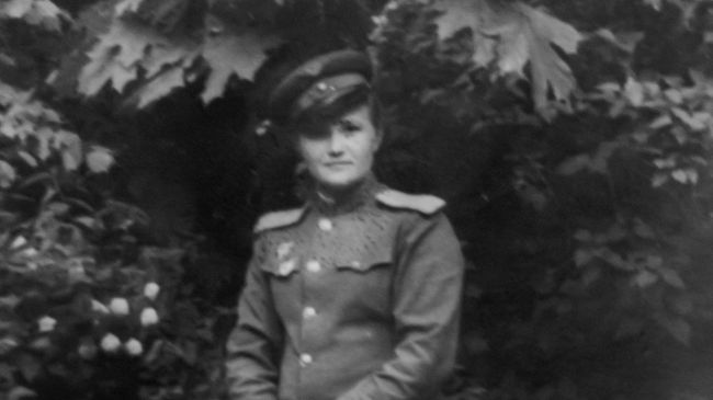 Галина Брок в летной форме, фотография из личного архива войны Галины Брок-Бельцовой Галина Брок в летной форме, фотография из личного архива войны Галины Брок-Бельцовой