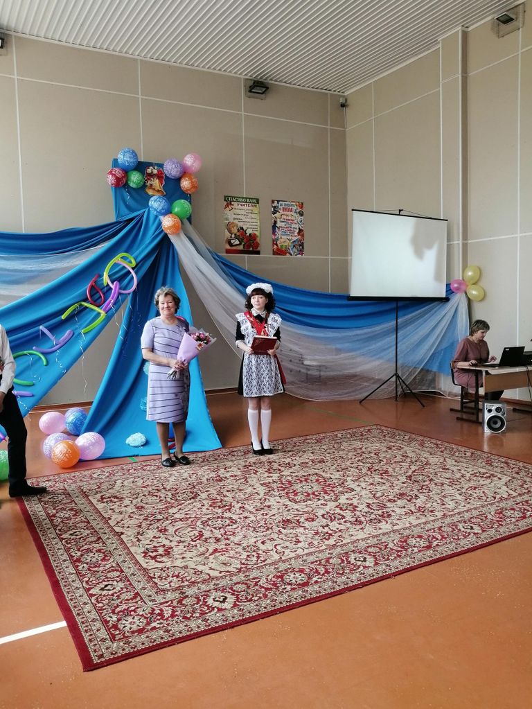 Выпускница сама придумала программу, была и артистом и ведущим Выпускница сама придумала программу, была и артистом и ведущим
