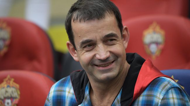 Актёр Дмитрий Певцов во время матча 27-го тура чемпионата России по футболу Актёр Дмитрий Певцов во время матча 27-го тура чемпионата России по футболу