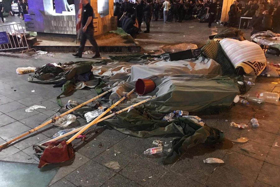 Акция протеста у здания парламента Грузии в Тбилиси Акция протеста у здания парламента Грузии в Тбилиси