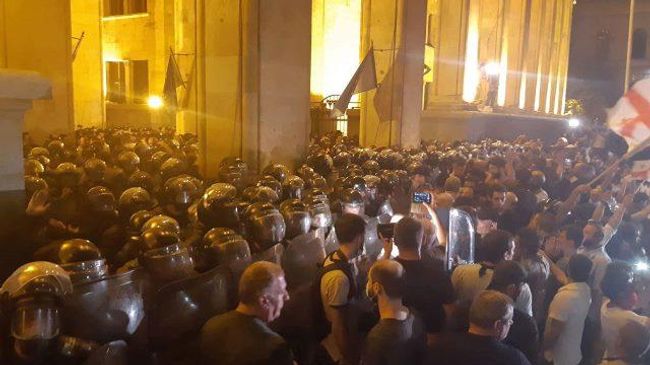 Беспорядки в Тбилиси: митинг, штурм парламента, водометы и газ Беспорядки в Тбилиси: митинг, штурм парламента, водометы и газ