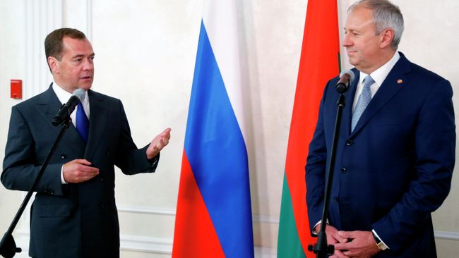 Председатель правительства РФ Дмитрий Медведев и премьер-министр Белоруссии Сергей Румас