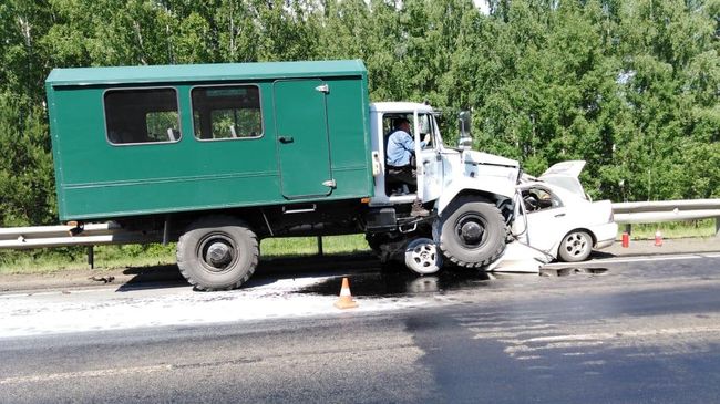 ДТП на 1080 км трассы Р255 Сибирь с грузовиком и двумя легковыми автомобилями. 22 июня 2019 ДТП на 1080 км трассы Р255 Сибирь с грузовиком и двумя легковыми автомобилями. 22 июня 2019