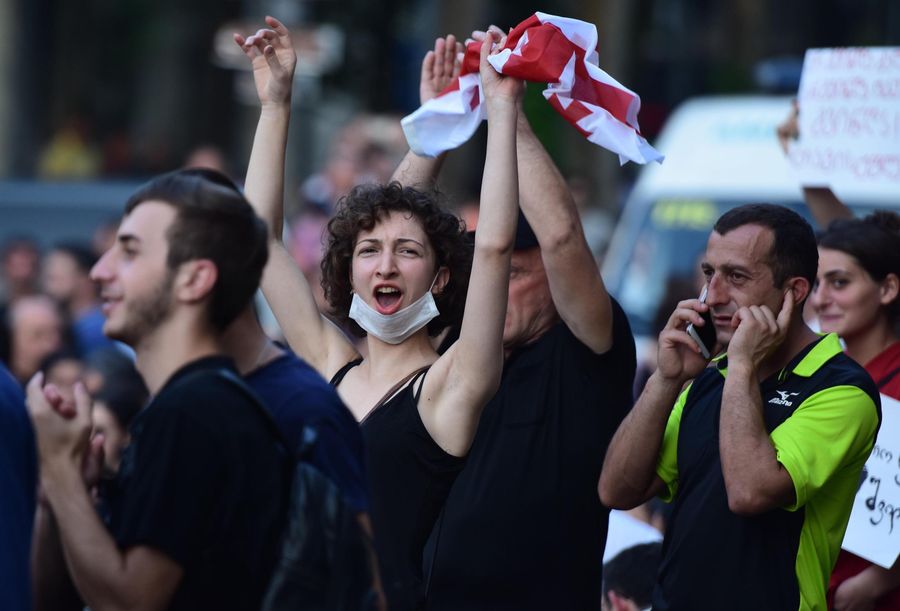 Участники акции протеста у здания парламента Грузии в Тбилиси Участники акции протеста у здания парламента Грузии в Тбилиси