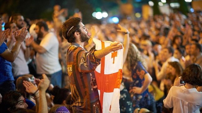 Участники акции протеста у здания парламента Грузии в Тбилиси. 22 июня 2019 Участники акции протеста у здания парламента Грузии в Тбилиси. 22 июня 2019