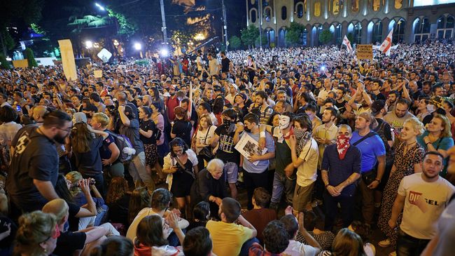 Участники акции протеста у здания парламента Грузии в Тбилиси. 22 июня 2019 Участники акции протеста у здания парламента Грузии в Тбилиси. 22 июня 2019