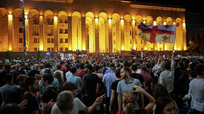 Участники акции протеста у здания парламента Грузии в Тбилиси. 22 июня 2019