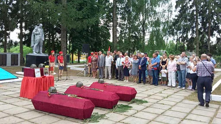 Церемония передачи останков двух бойцов Красной Армии на воинском кладбище села Погорелое Городище Зубцовского района Тверской области