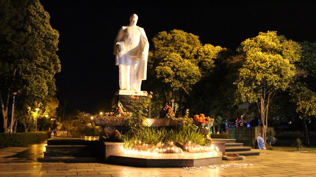 Памятник Неизвестному солдату на набережной в центре Сухума. 