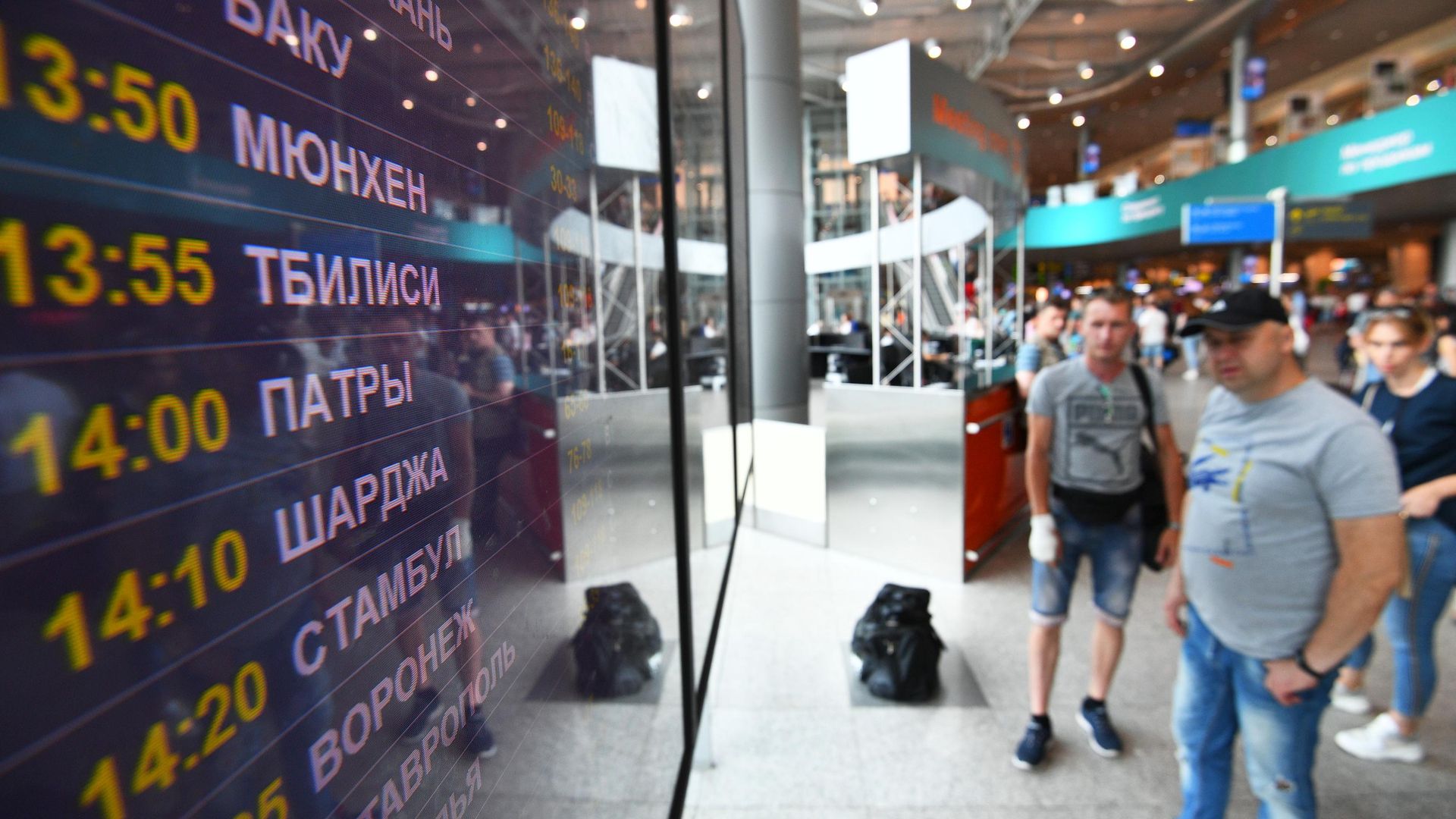 Информационное табло с расписанием авиарейсов в аэропорту Домодедово - РИА Новости, 1920, 24.02.2021