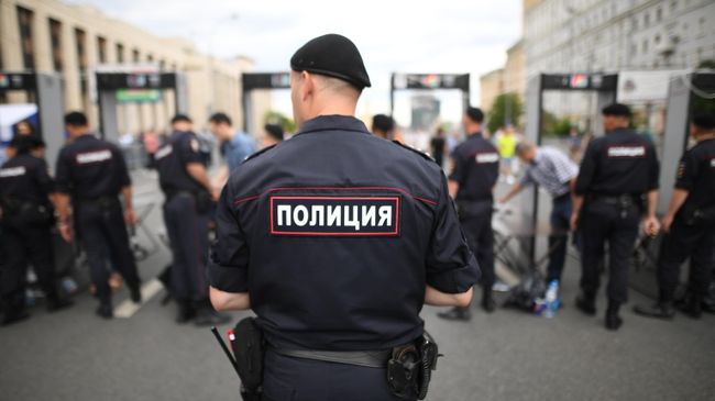 Сотрудники полиции у рамок металлоискателей на проспекте Академика Сахарова в Москве Сотрудники полиции у рамок металлоискателей на проспекте Академика Сахарова в Москве