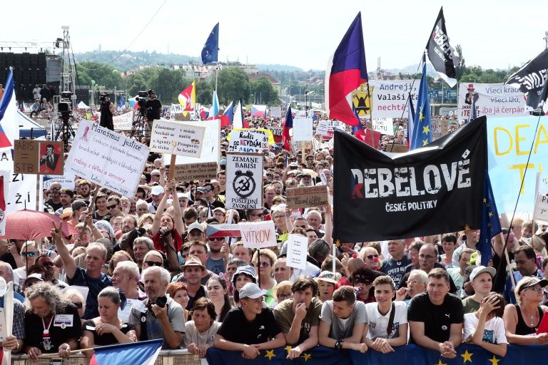Участники протестной акции в Праге против премьер-министра Андрея Бабиша. 23 июня 2019