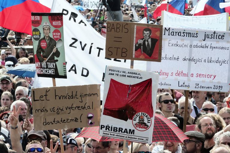 Участники протестной акции в Праге против премьер-министра Андрея Бабиша. 23 июня 2019