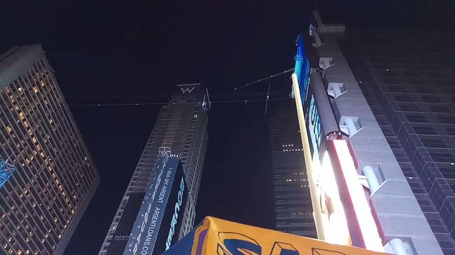 Американский канатоходец Ник Валленда прошел по канату, натянутому между небоскребами на высоте 25-го этажа над площадью Таймс-сквер в Нью-Йорке Американский канатоходец Ник Валленда прошел по канату, натянутому между небоскребами на высоте 25-го этажа над площадью Таймс-сквер в Нью-Йорке