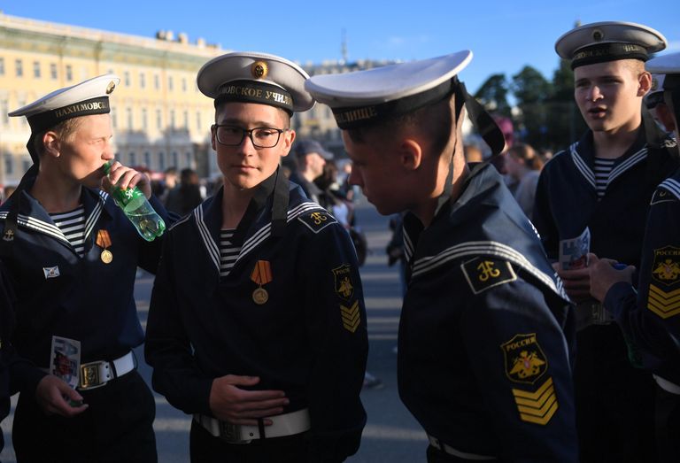 Курсанты Нахимовского училища на Дворцовой площади во время концерта в рамках праздника выпускников Алые паруса в Санкт-Петербурге Курсанты Нахимовского училища на Дворцовой площади во время концерта в рамках праздника выпускников Алые паруса в Санкт-Петербурге