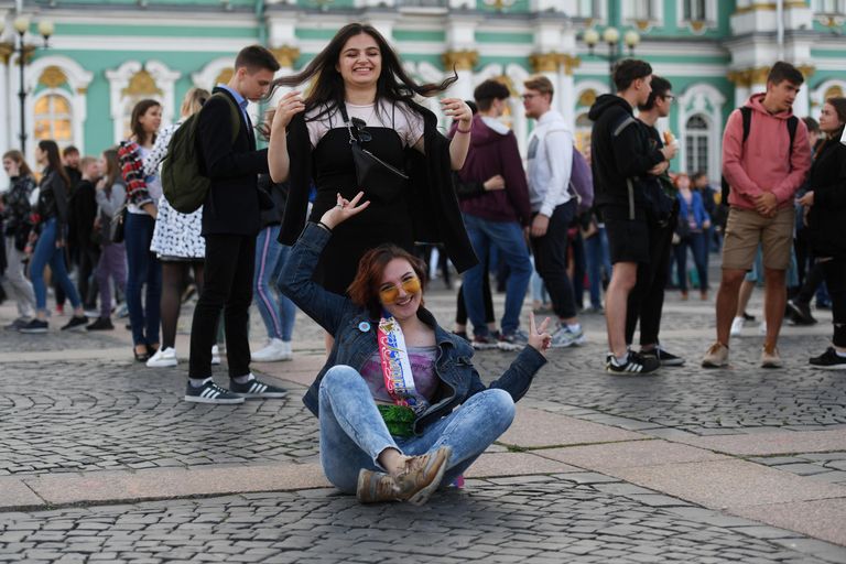 Девушки на Дворцовой площади во время концерта в рамках праздника выпускников Алые паруса в Санкт-Петербурге Девушки на Дворцовой площади во время концерта в рамках праздника выпускников Алые паруса в Санкт-Петербурге