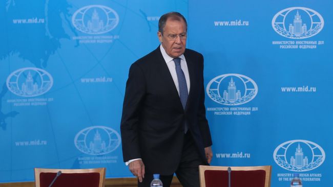 Министр иностранных дел РФ Сергей Лавров перед началом встречи с руководителями российских региональных некоммерческих организаций Министр иностранных дел РФ Сергей Лавров перед началом встречи с руководителями российских региональных некоммерческих организаций