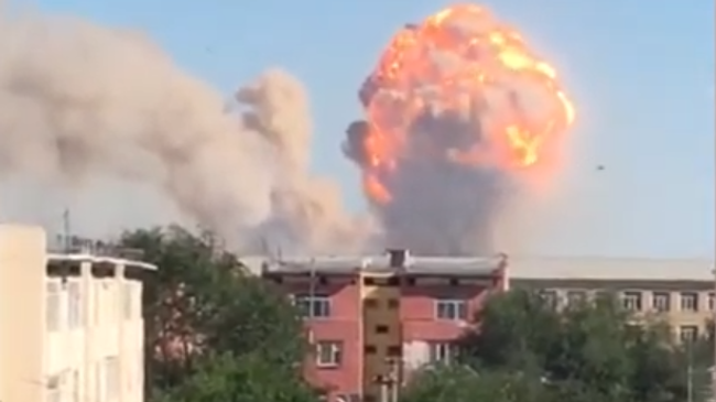 Момент взрыва в воинской части в Казахстане попал на видео Момент взрыва в воинской части в Казахстане попал на видео