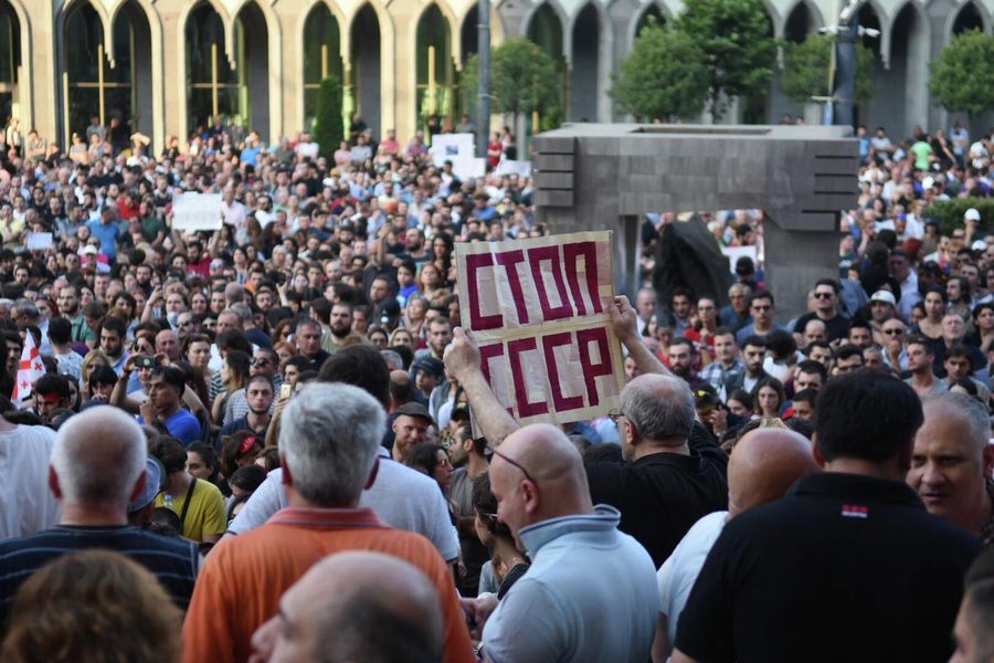 Участники акции протеста у здания парламента Грузии в Тбилиси Участники акции протеста у здания парламента Грузии в Тбилиси